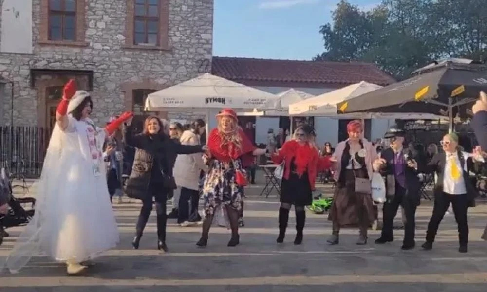 Απόκριες στη Λάρισα: Γέμισε νύφες και χορούς το κέντρο - «Μπουλούκι» καρναβαλιστών (βίντεο)